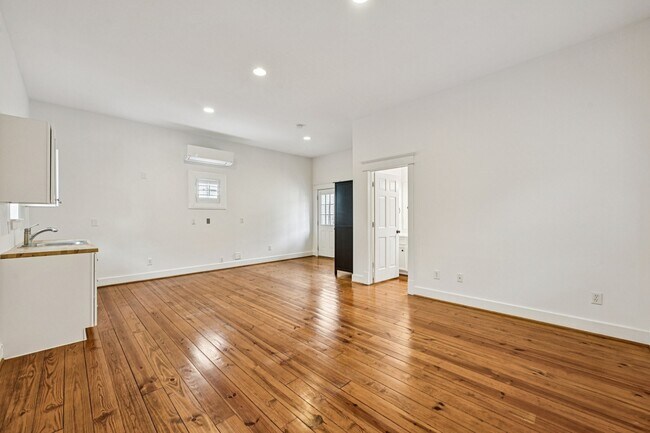 Building Photo - 1537 Alexander St