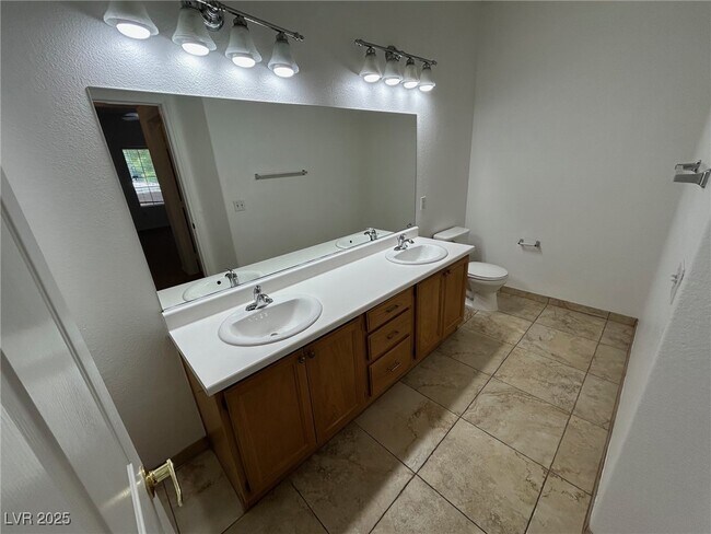 Building Photo - 3400 Cabana Dr