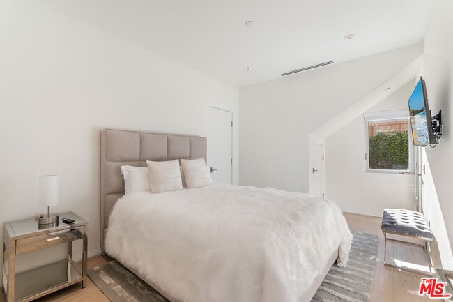 Building Photo - 2189 Summitridge Dr