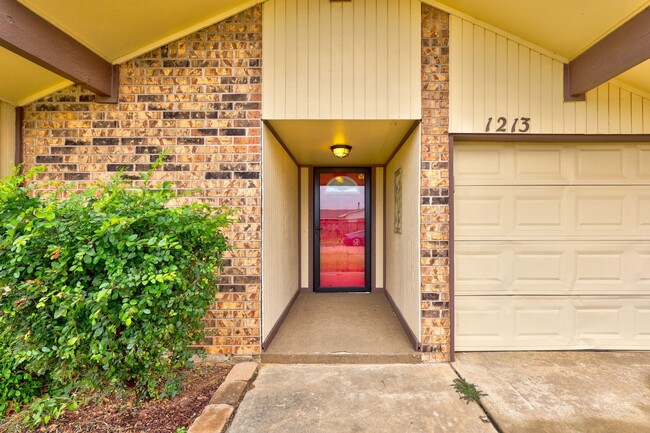 Building Photo - 1213 Sweetgum St