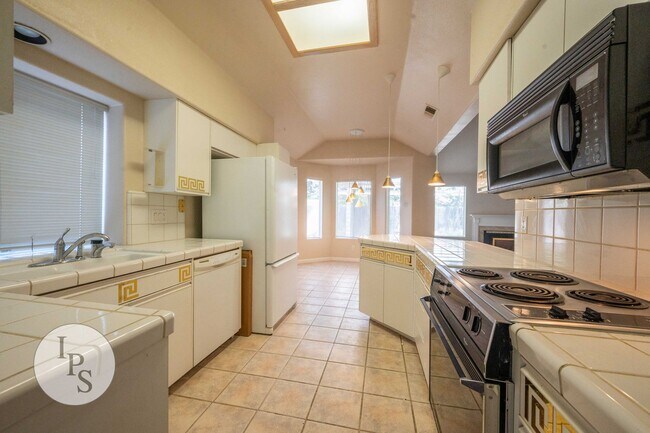 Building Photo - Fresno NorthEast Home, 3BR/2BA, Built 1989 – Across the street from Maple Creek Elementary!