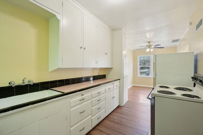 Building Photo - $500.00 off 2nd Months Rent!