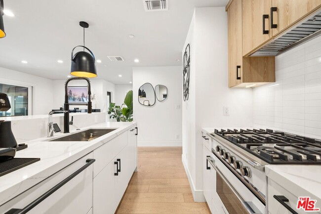 Building Photo - 637 Santa Clara Ave