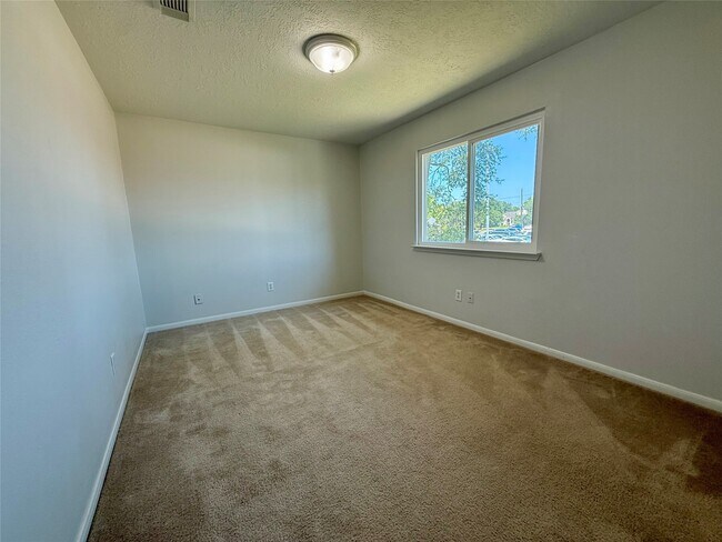 Building Photo - 6931 Echo Pines Dr