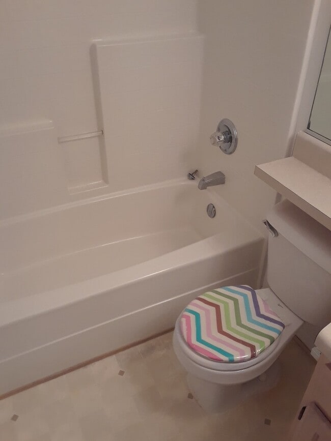 Building Photo - Suffolk: 3 bedrooms, 2.5 bathrooms near Obici