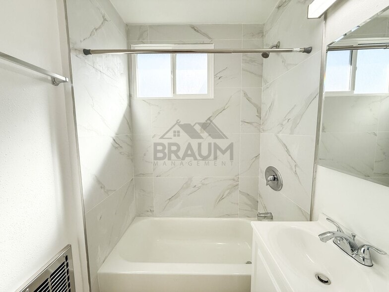 Building Photo - 7333 Woodman Ave