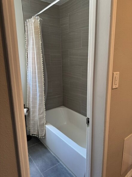 BATHROOM TUB - 6247 Oak Crest Way