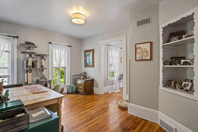 Building Photo - 514 Crescent St NE