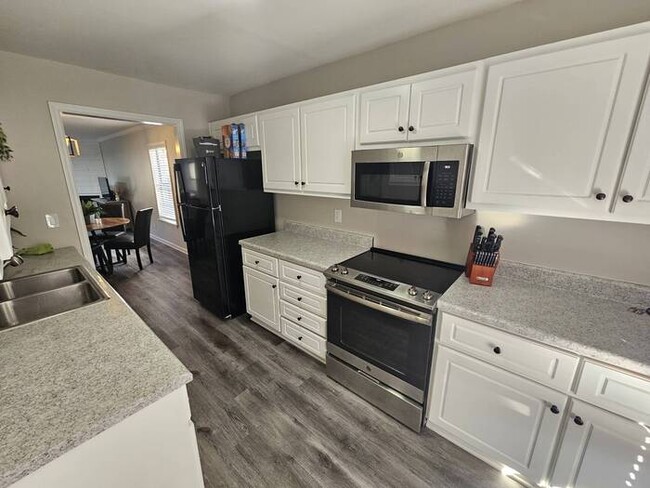 Building Photo - Furnished rental