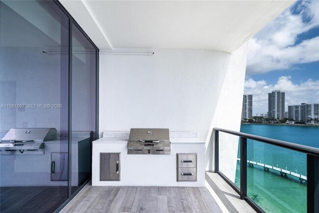 Building Photo - 5500 Island Estates Dr