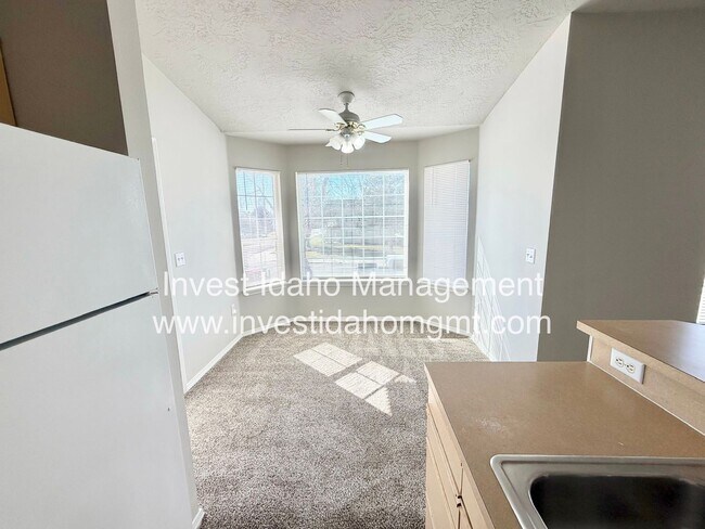 Building Photo - Avenger Lane