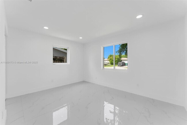 Building Photo - 1390 SW 50th Ave