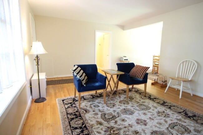 Building Photo - Charming 3 Bed 2.5 Bath Brick Home With Sp...