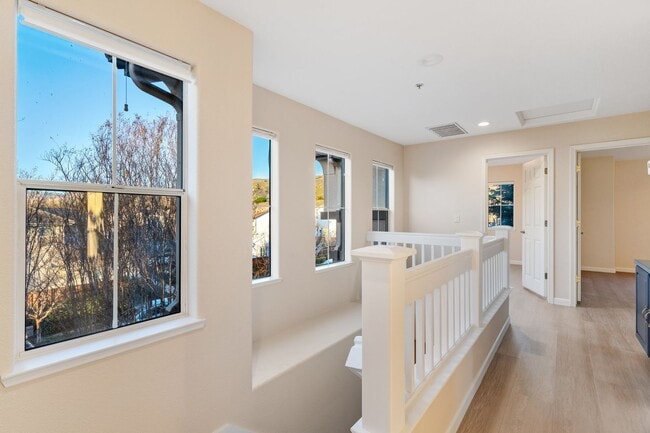 Building Photo - UPGRADED TOWNHOME OFFERS UTMOST CONVENIENCE