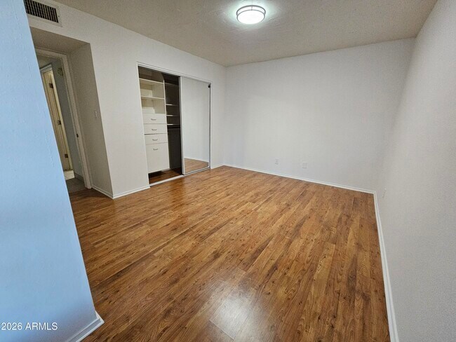 Building Photo - 4929 E Sunnyside Dr