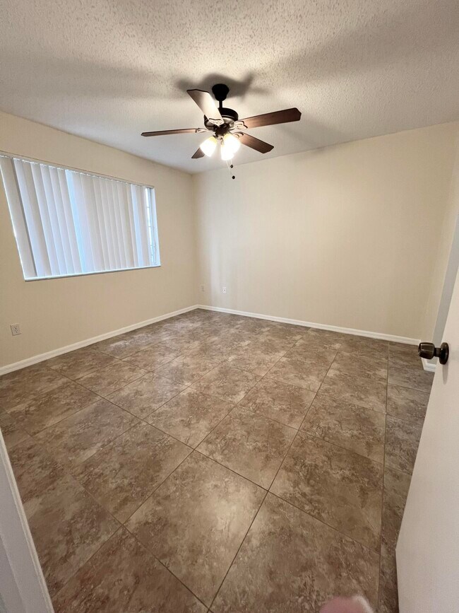 Building Photo - 1100 Crestwood Ct S