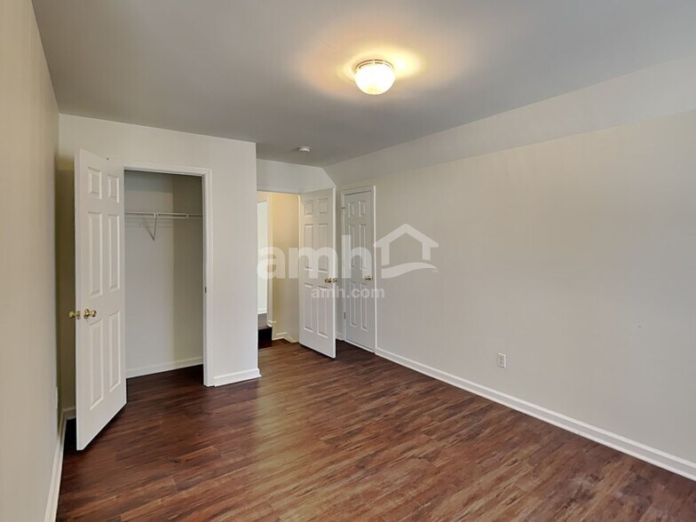 Building Photo - 7110 Long Run Ln