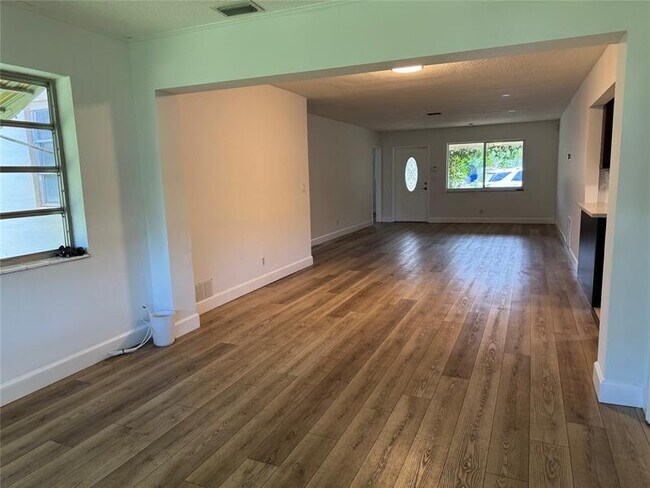 Building Photo - 1401 N 31st Rd