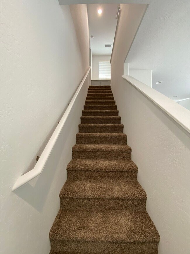 Building Photo - Corner lot Woodside Home in NW Visalia com...