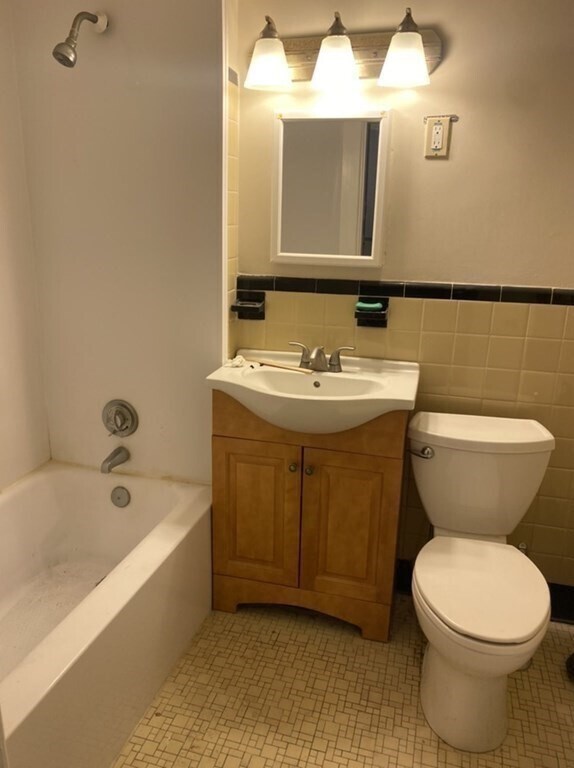 Building Photo - 1064 Beacon St