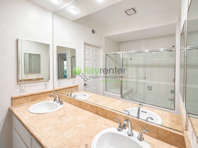 Building Photo - Beautifully renovated single-level condo in gated Newport Baycrest