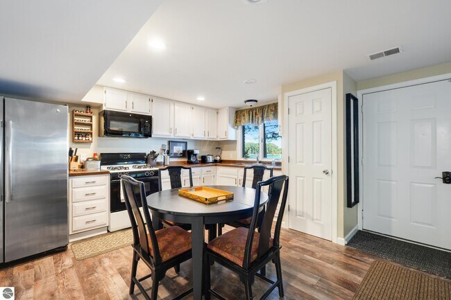 Building Photo - 5521 Silver Sunrise Trail