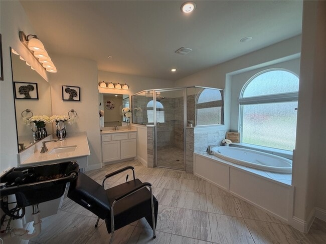 Building Photo - 9840 El Colina Dr