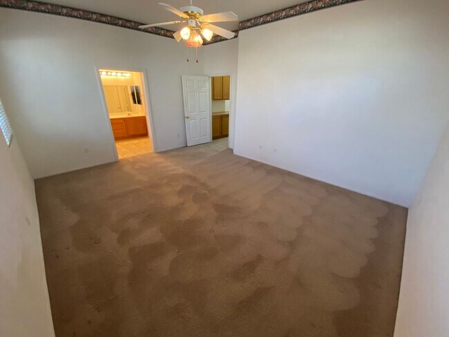 Building Photo - Wonderful 3 bed/2 bath home with a den located in Henderson.