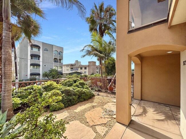 Building Photo - Stunning 4BD/3.5BA Townhouse in Pacific Be...