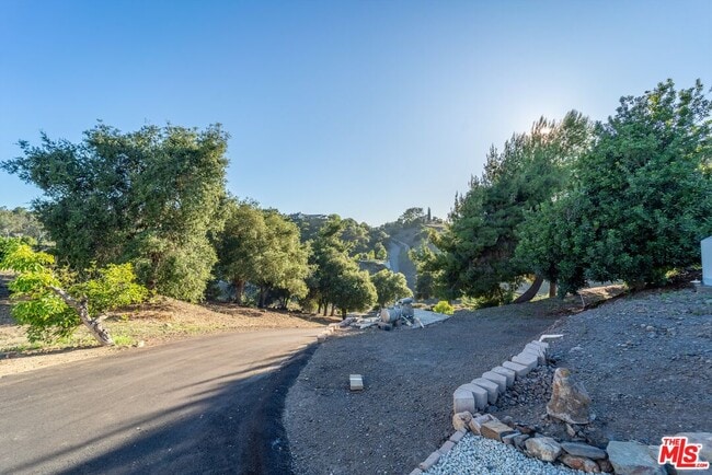 Building Photo - 44310 Vía Barranca