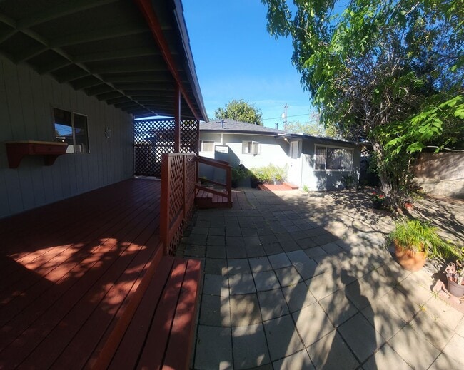 Building Photo - Well maintained 5 bedroom 2 bath with garage