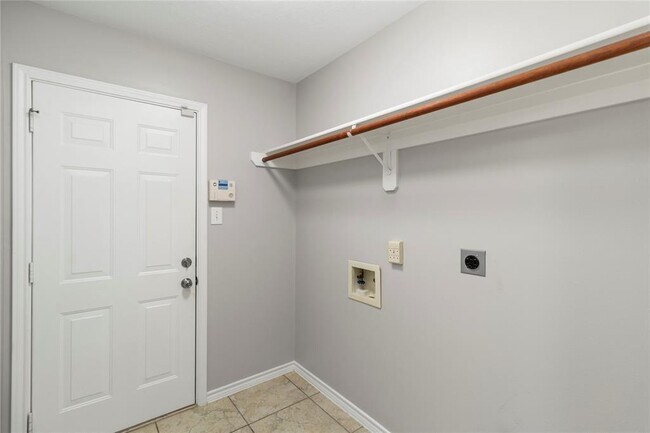 Building Photo - 910 McDaniel Dr