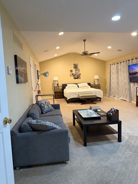Master Bedroom - 1006 Glendevon Dr