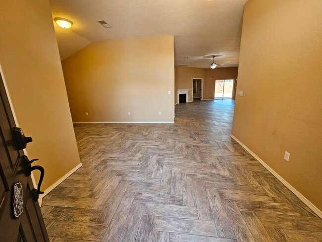 Building Photo - Beautiful Golf Course Area Home with 4 Bed...