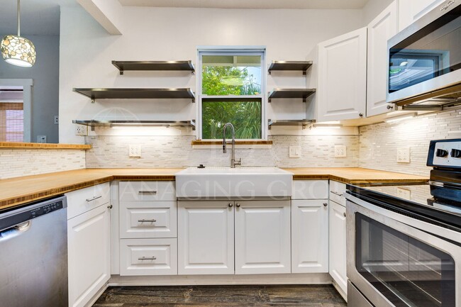 Building Photo - Charming 2 Bed, 2 Bath Home Near the World...