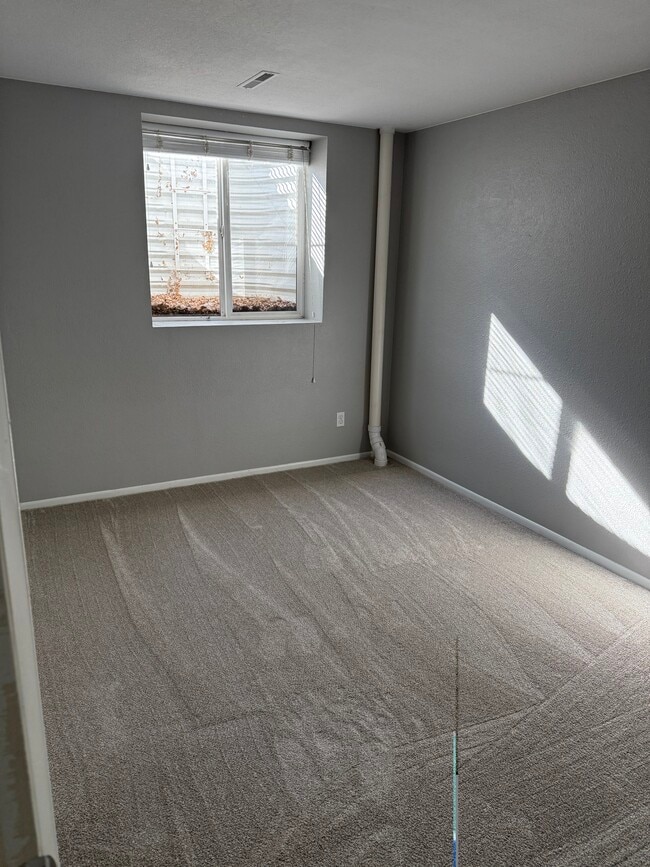 Building Photo - 1917 Oakwood Dr