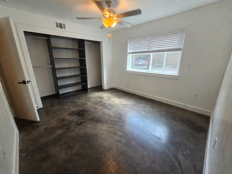 Building Photo - 2200 Dickson Dr