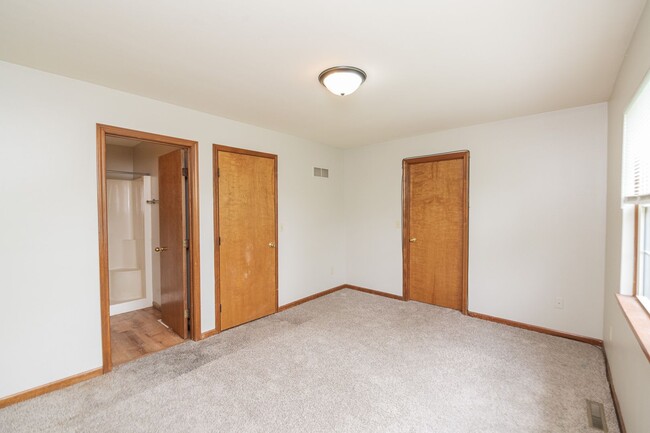 Building Photo - 3 bedroom / 2.5 bathroom Townhome for Rent...