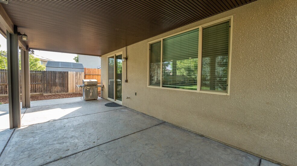 Building Photo - 3083 N Stanley Ave