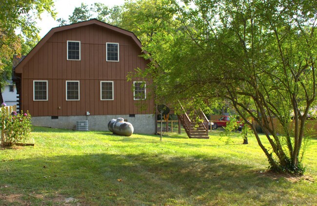 Building Photo - 3 Bedroom 2 bathroom with bonus room log cabin