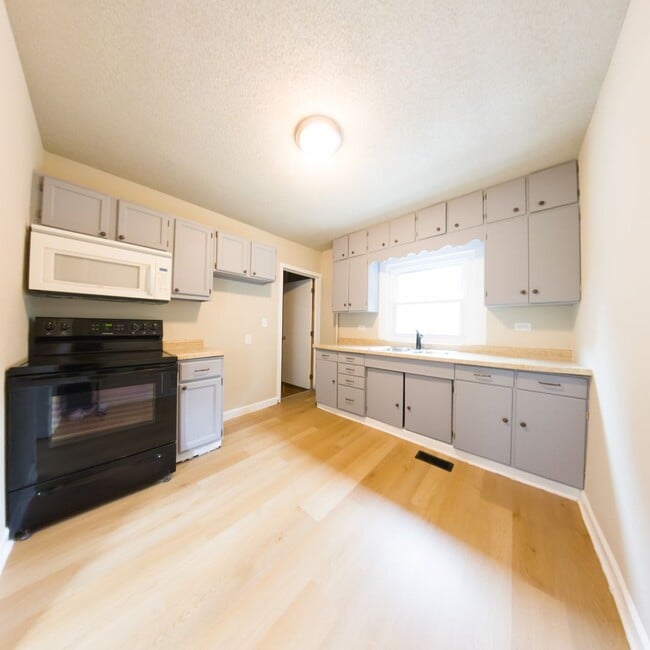 Building Photo - 1200 Sqft. 2 Bedroom 1 Bath