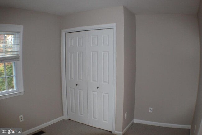Building Photo - 5584 Queen Victoria Ct