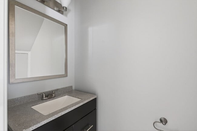 Building Photo - 2 bed 1.5 Bath Townhome in Indian Lakes