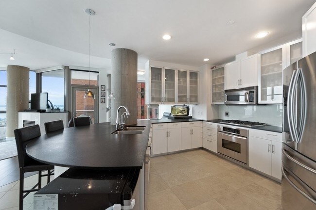 Building Photo - Cristalla - 2 bedrooms + den