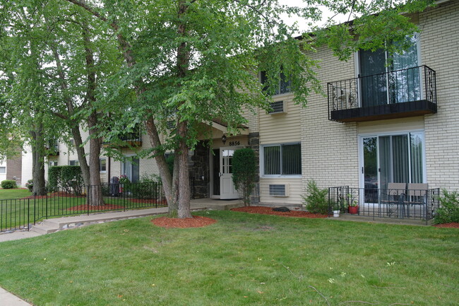 Building Photo - 8856 Northshore Dr