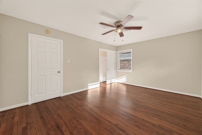 Building Photo - 5211 Hummingbird St