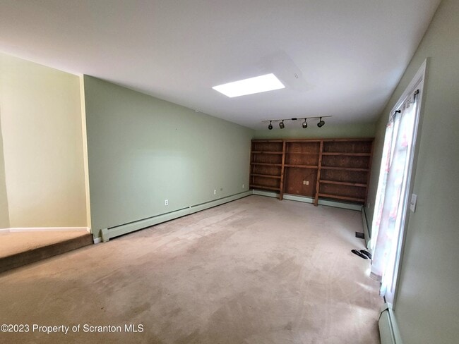 Building Photo - 319 Carnation Dr