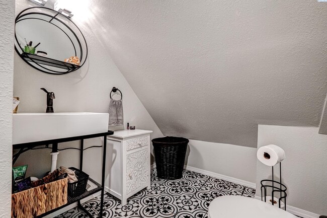 Building Photo - Large Shop w/Oversized Roll Up Doors and P...