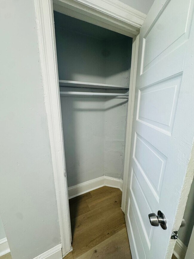 Building Photo - Remodeled 3bd/1 House with Rear yard!! SEC...