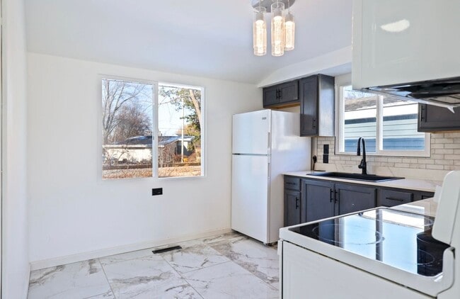 Building Photo - 2118-2118 Avalon Cir